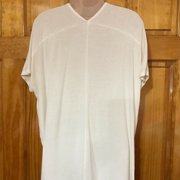 M T S White Oversized Blouse 
Small 4 - 6 
Fits Medium
47% Polyester 47% Rayon - Picture 13 of 13